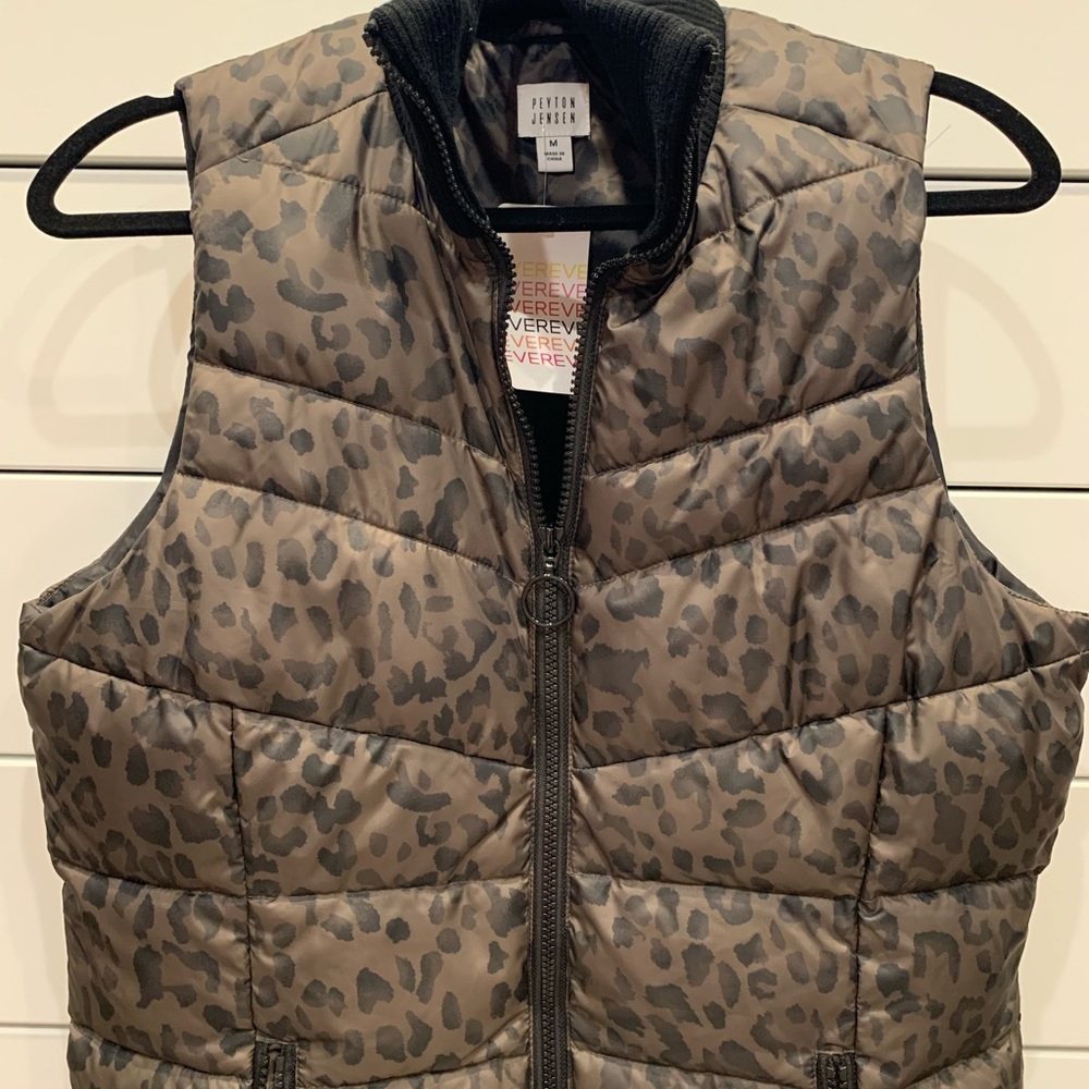 Evereve leopard puffer vest Sz M
